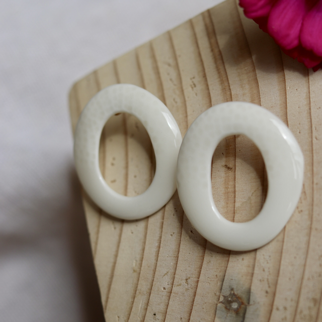 Boucles d'oreilles en porcelaine martelées