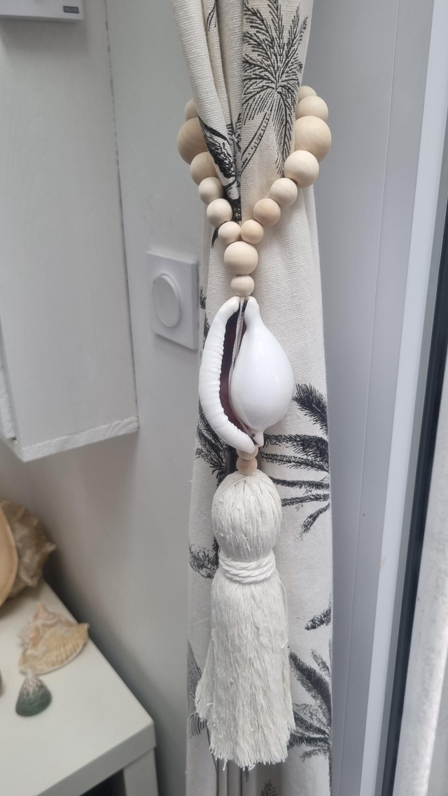 Embrasse coquillage ovula pompon beige 