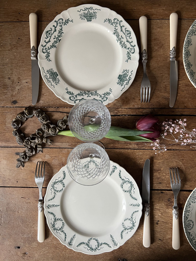 BELLEVILLE - Suite de 6 assiettes plates dépareillées - Terre de Fer