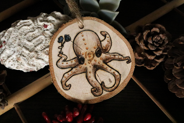 Bébé pieuvre - Pyrogravure suspendue - PIECE UNIQUE