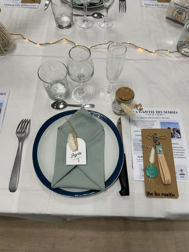 Marque-place en papier cartonné et fleurs séchées – Élégance naturelle pour vos tables