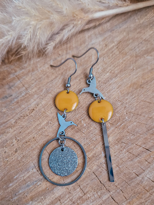 Boucles d'oreilles dépareillées "L'oiseau" - Modèle argenté et jaune foncé