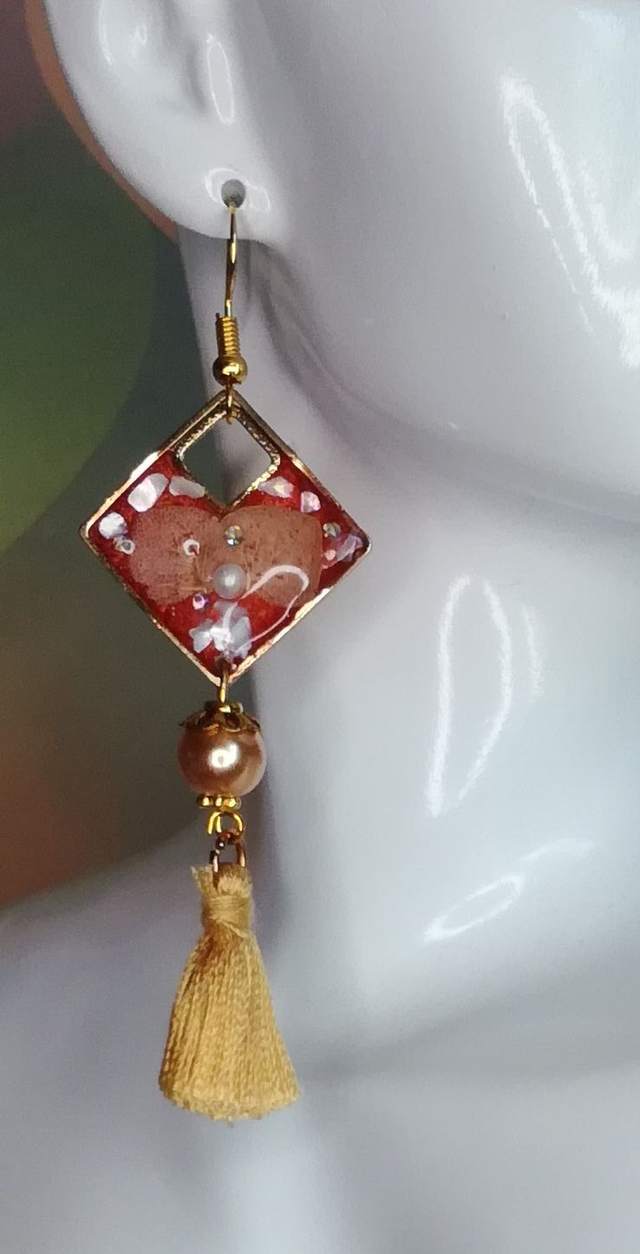 Carré orange et pompon