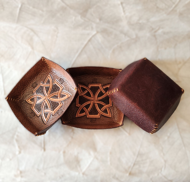 Vide-poche en cuir repoussé, à entrelacs