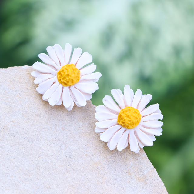 Ohrstecker “Gänseblümchen” - aus Polymerton mit hypoallergenem Edelstahlstecker, weiß