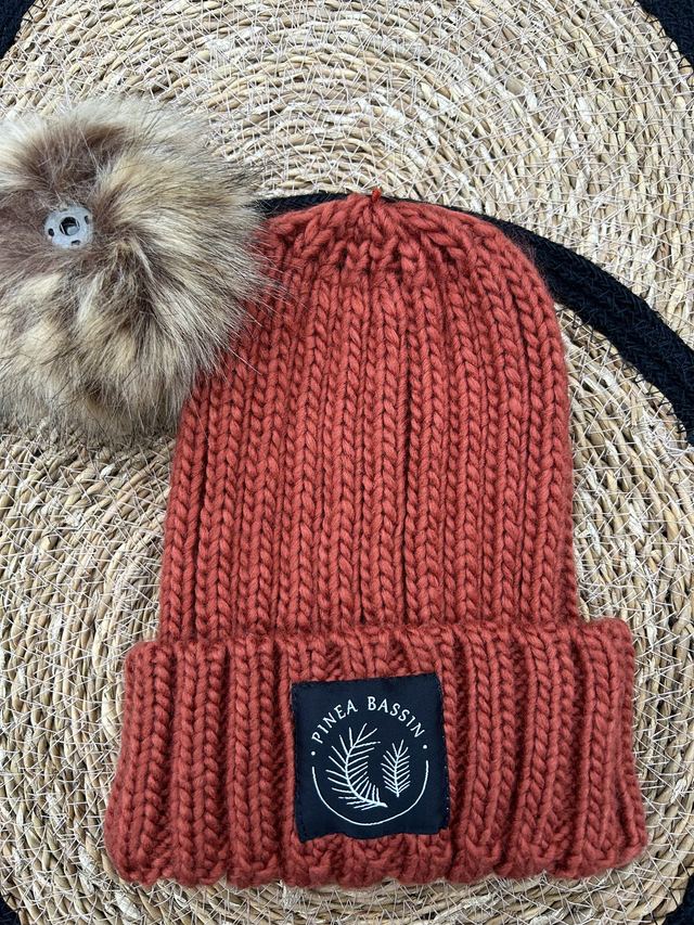 BONNET AVEC POMPON AMOVIBLE ORANGE RUST