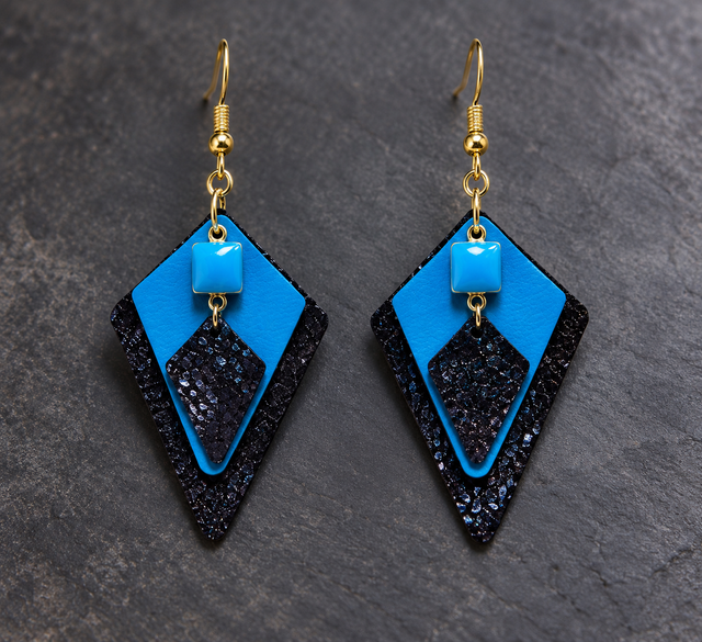 💙 Éclat de Bleu – Boucles d’oreilles géométriques en cuir bleu et noir scintillant