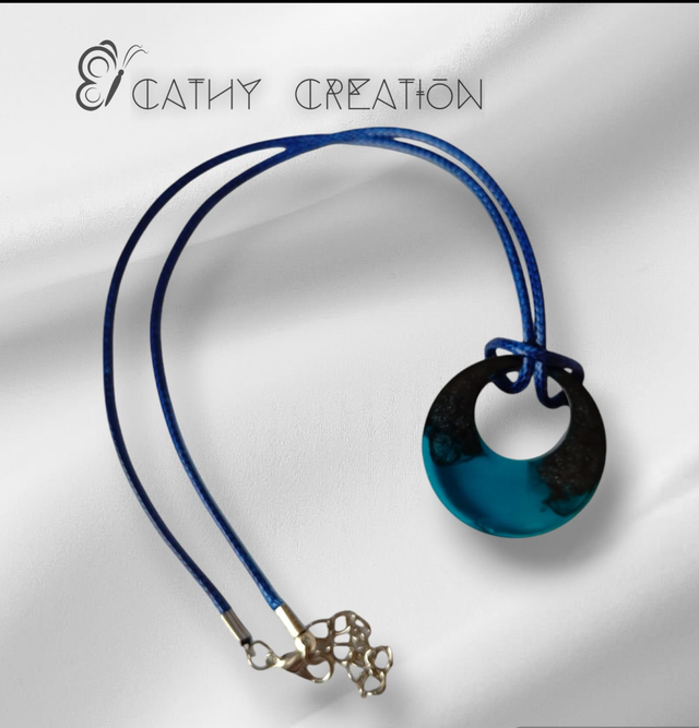 Collier noir et bleu 