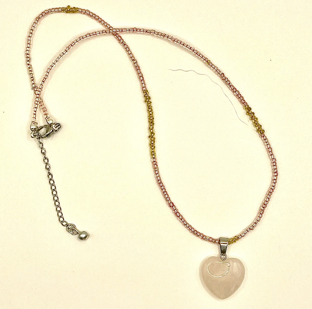 C66 - Collier perles de rocaille pendentif quartz rose