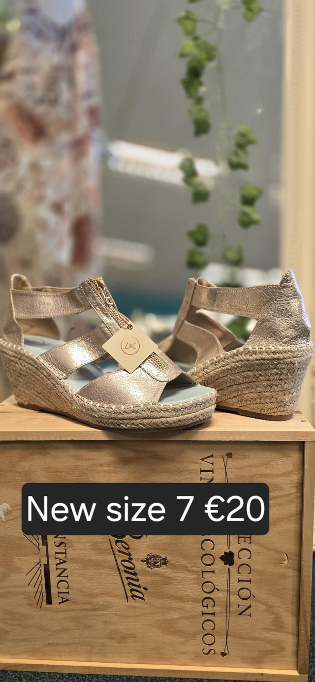 Sandals size 7 new