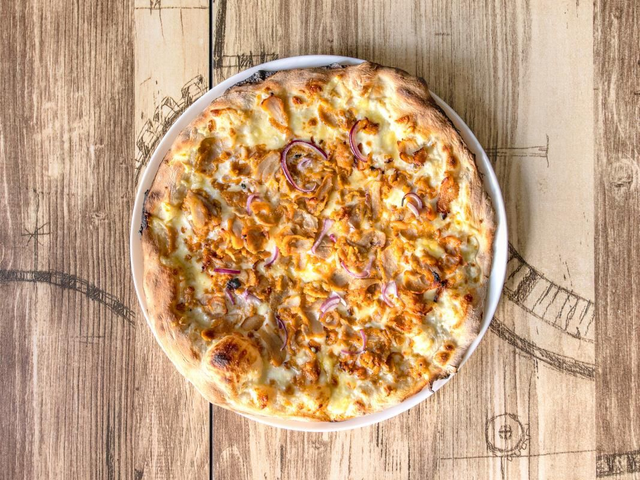 20.Kebab : base crème, mozzarella, emmental français, kebab de poulet et oignons rouges.🍗🧅