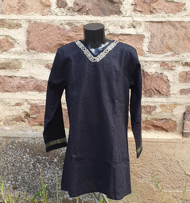 Tunique médiévale inspiration viking en lin noir à galon