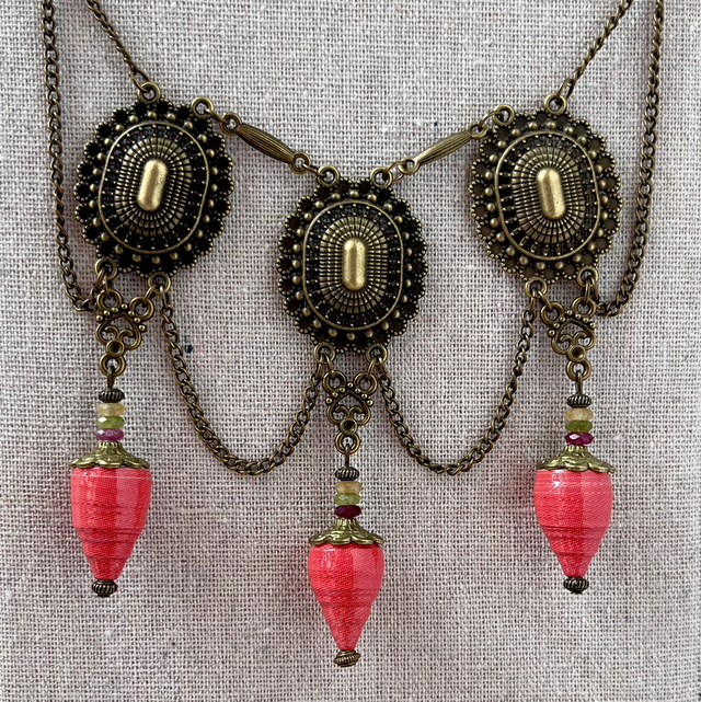 #43B Collier upcycling en affiche