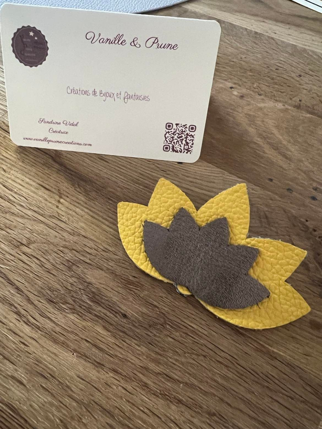 Grande broche fleur de lotus cuir jaune et marron