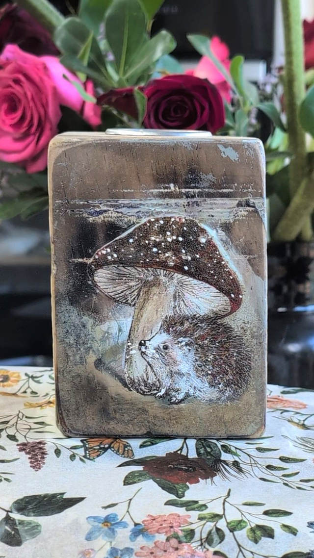 Hedgehog under mushrooms shade - Tealight Holder Reclaimed Wood