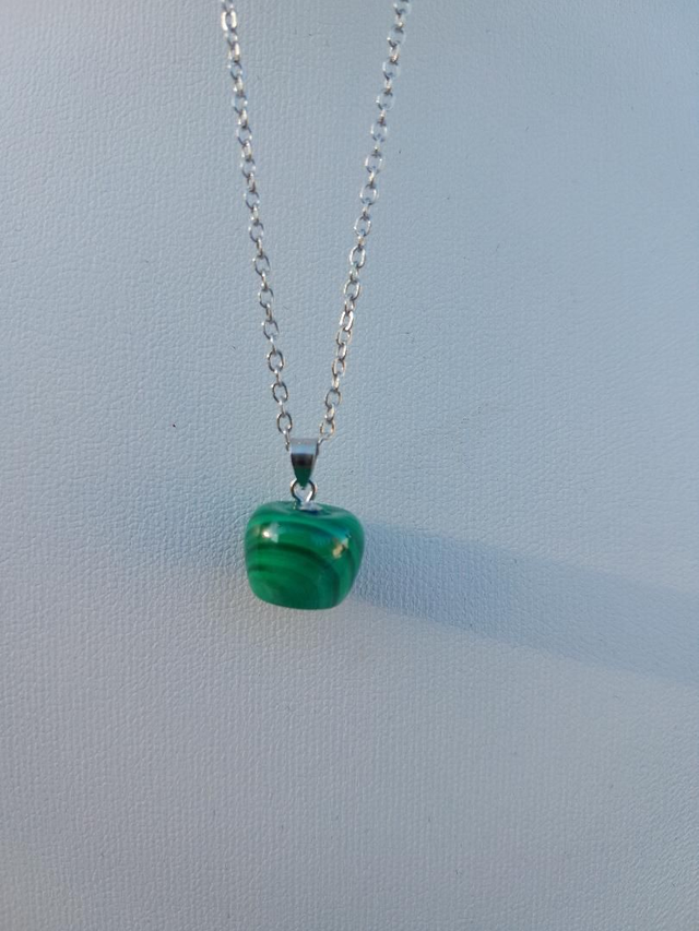 Pendentif Pomme en Malachite avec une chaine