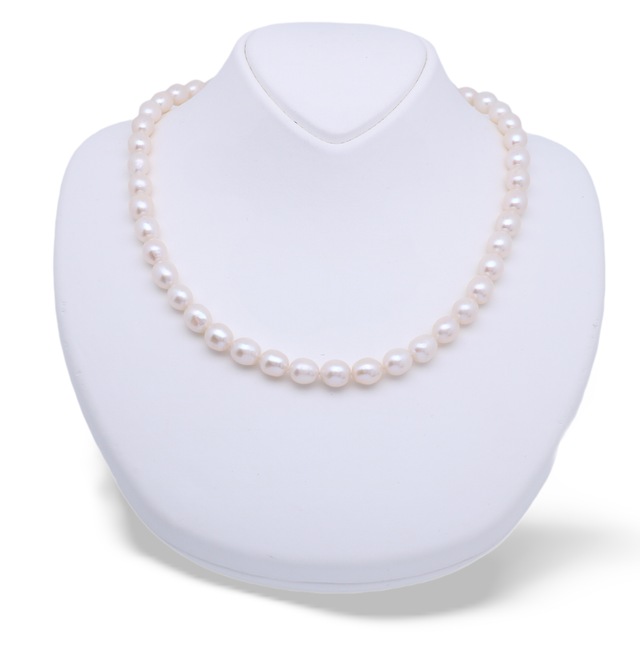 Zeitlose Anmut – Handgeknüpfte Süßwasserperlenkette mit Silbermagnetverschluss - Priscilla