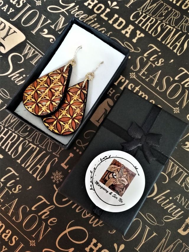 Boucles d&#039;oreilles en cuir embossé doré , modèle &quot;ANA&quot;