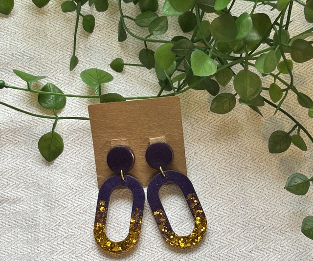 Boucles d’oreilles résine violettes et dorées à paillettes 