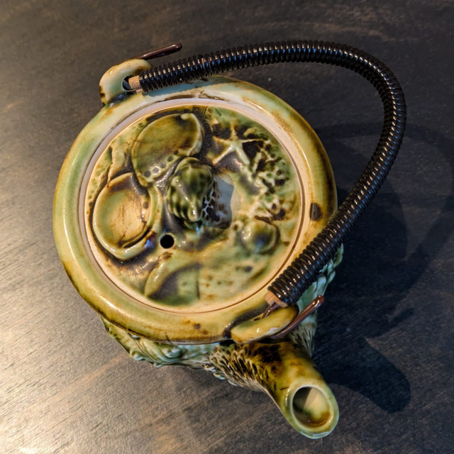 4. Théière en Barbotine