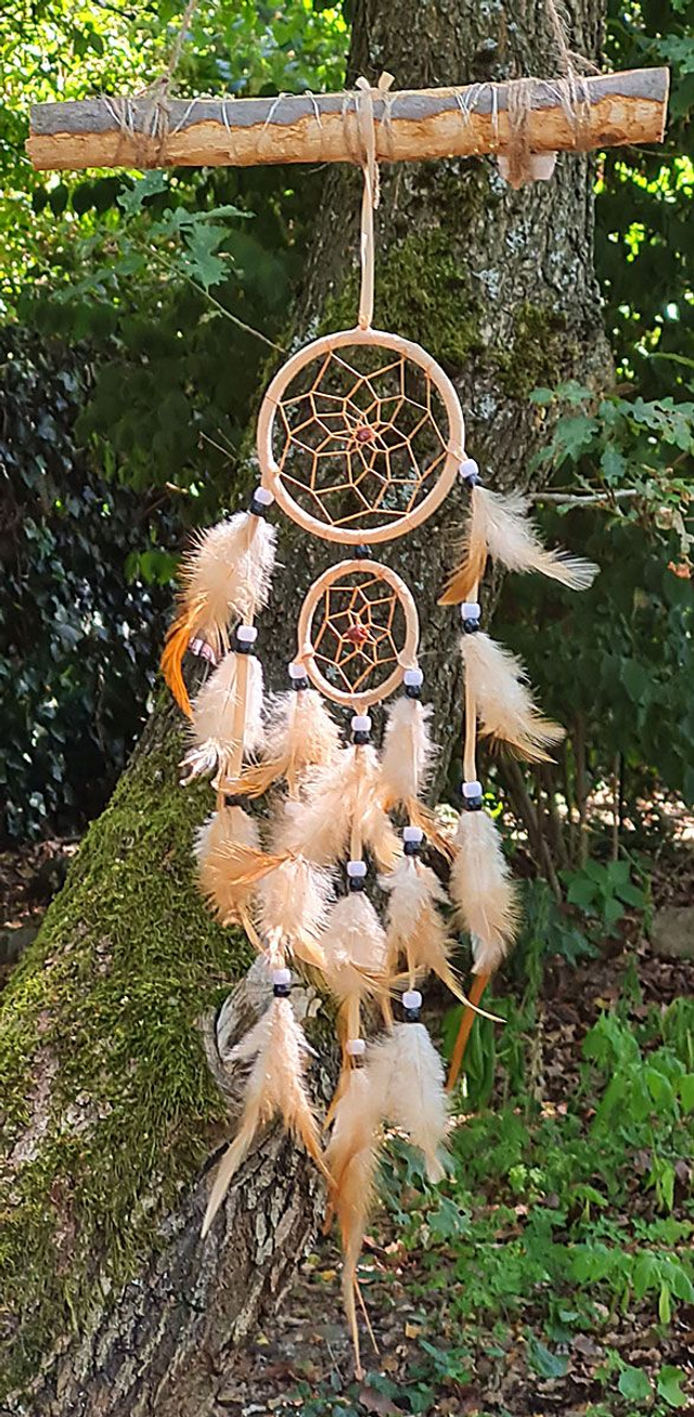 Traumfänger, beige mit Federn.