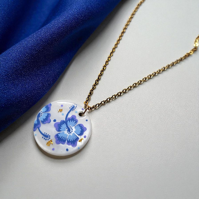 Collier dessiné Flora acier inoxydable bleu saphir foncé nacre