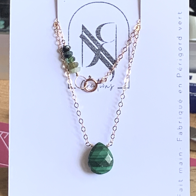 Collier, en or rose laminé (Goldfilled) , habillé d’une Malachite naturelle (longueur 42cm)