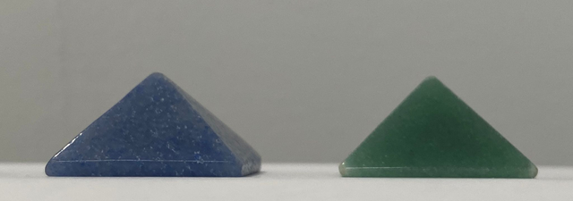 Pirámides de cuarzo verde y azul