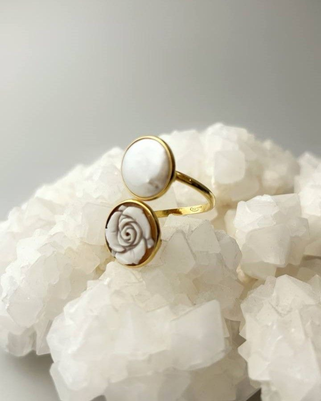 Anello Pura – Rosa Cammeo e Perla Moneta