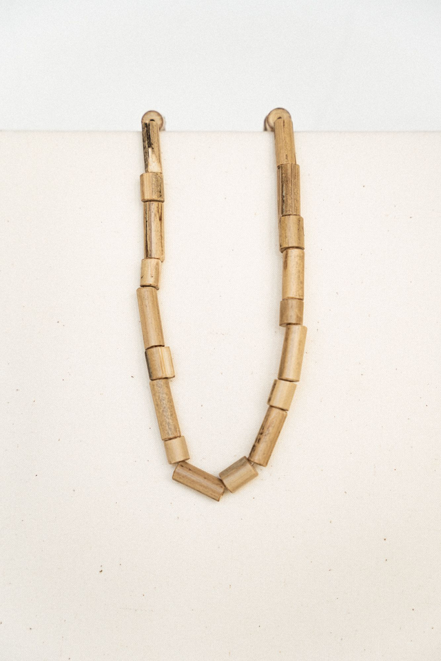 Lange ketting van bamboe, takkenhout en zaden
