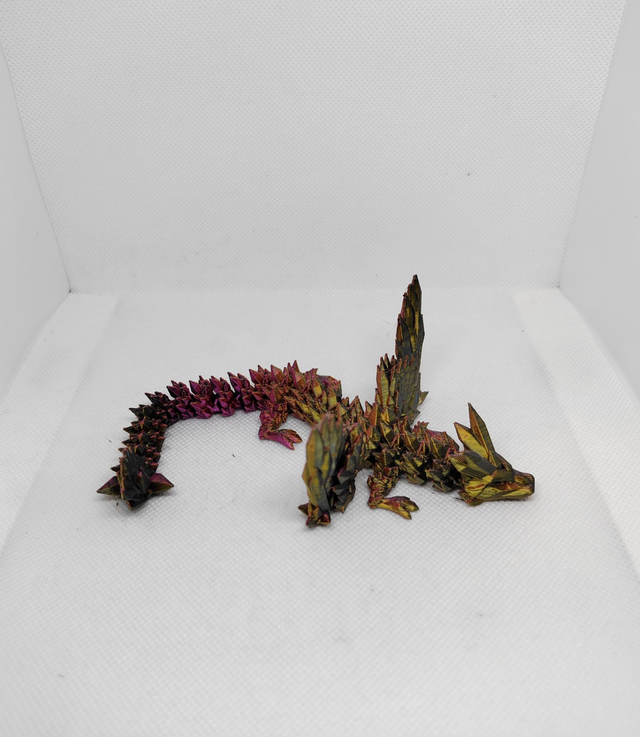 Bébé dragon cristal avec des ailes 