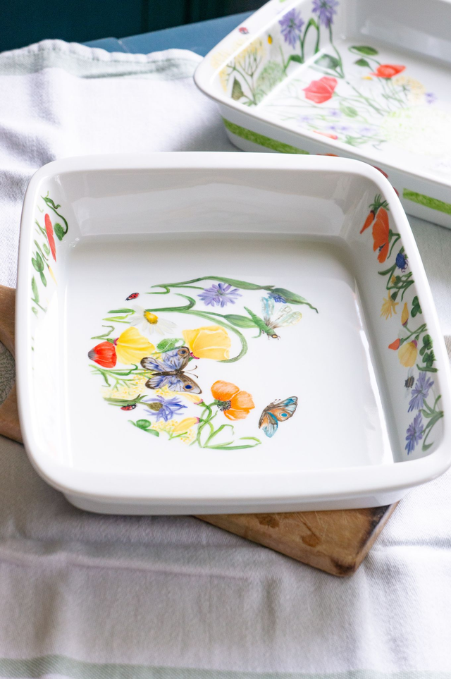 Plat à four en porcelaine peinte à la main, fleurs champêtres et insectes 
