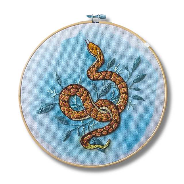 Broderie d'art décorative, motif serpent et feuillage, avec peinture aquarelle