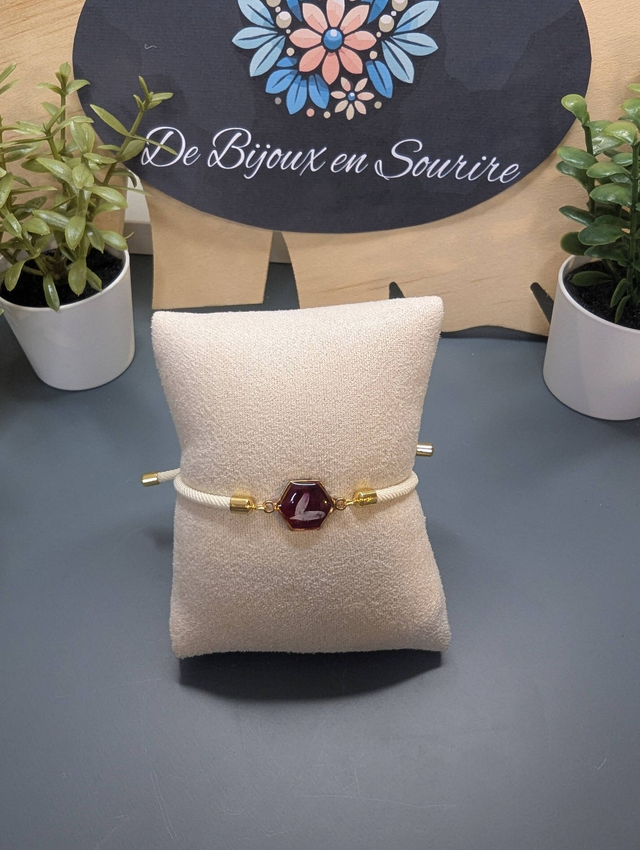 Bracelet corde ajustable blanc et petit hexagone en résine.