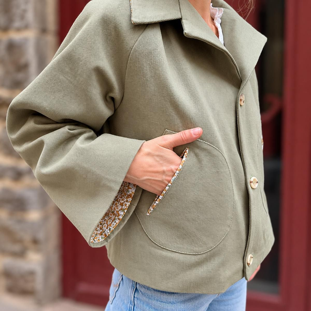 Trench court femme kaki et liberty – fabriqué en France sur-mesure