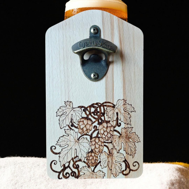 Décapsuleur mural gravé main – Feuilles de houblon