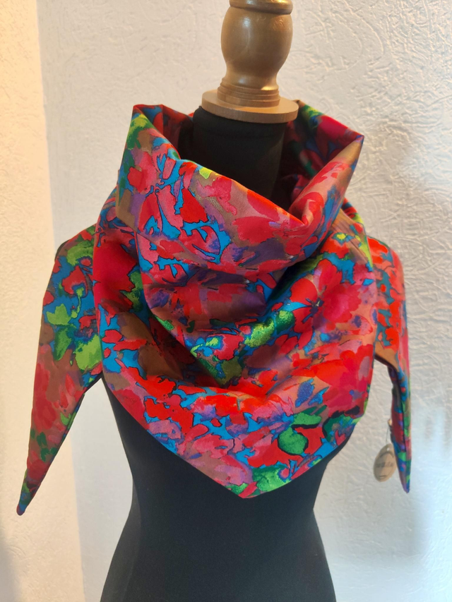 Chèche légère rouge aspect satiné 