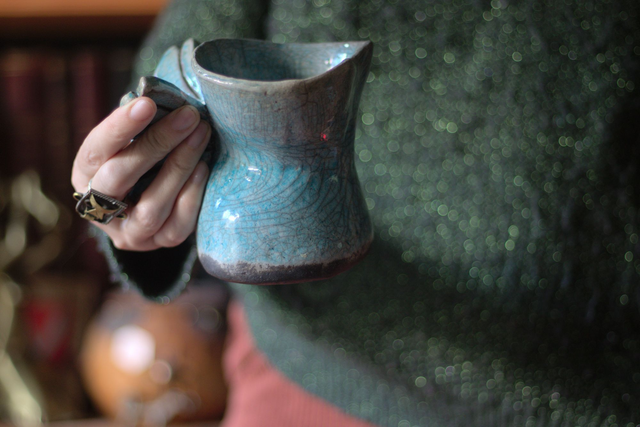 Mug corset ailé turquoise, grès cuisson raku