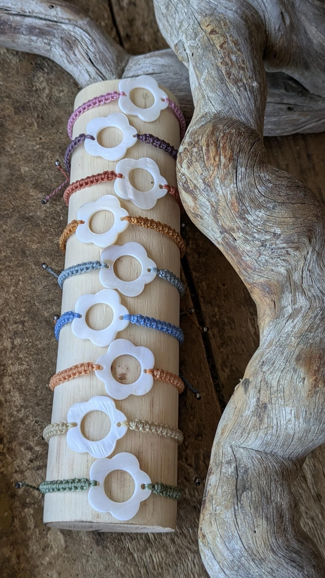 Bracelets fleur en nacre et macramé 