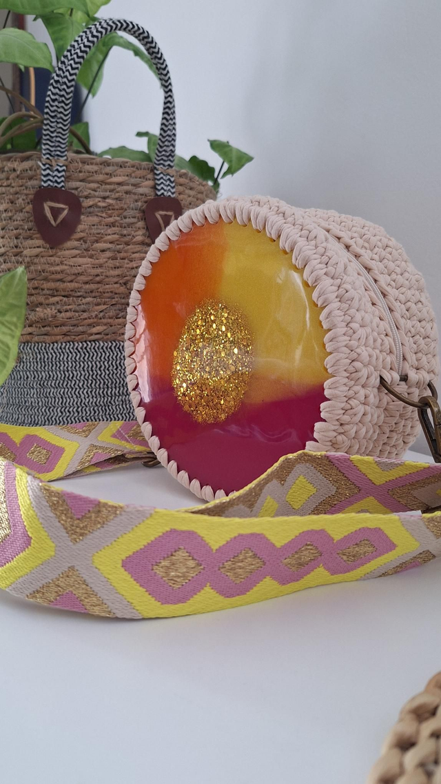 Sac crochet/résine coloré et paillettes dorés