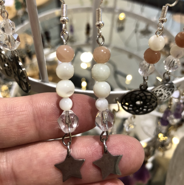 Boucles d’oreilles en pierres de soleil nacre cristal de roche fleur de vie inox