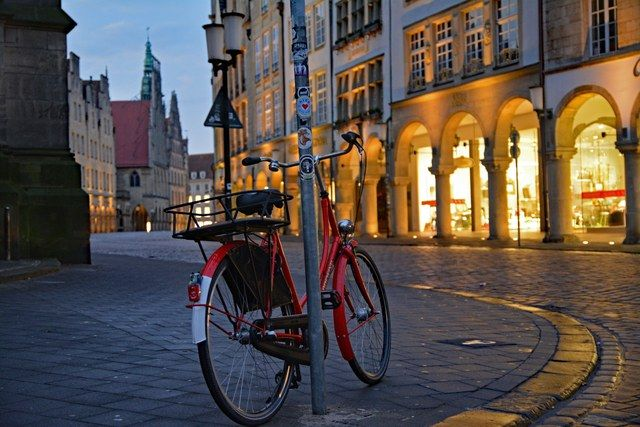 Rotes Fahrrad unter den Arkaden