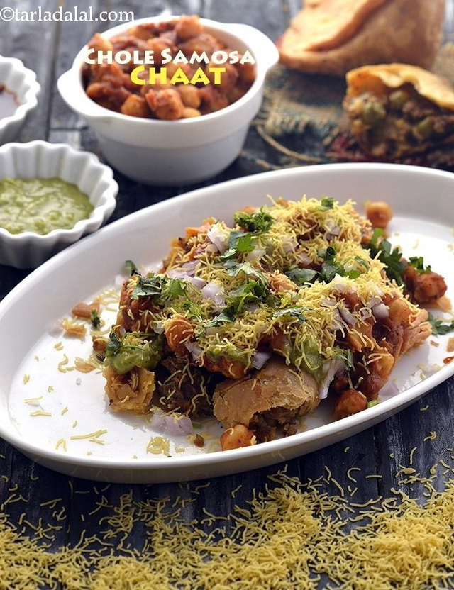 Samosa Chaat – Crispy Samosa with Tangy &amp; Spicy Toppings