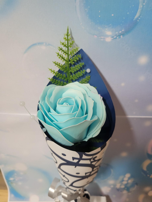 Rose de savon bleu ciel