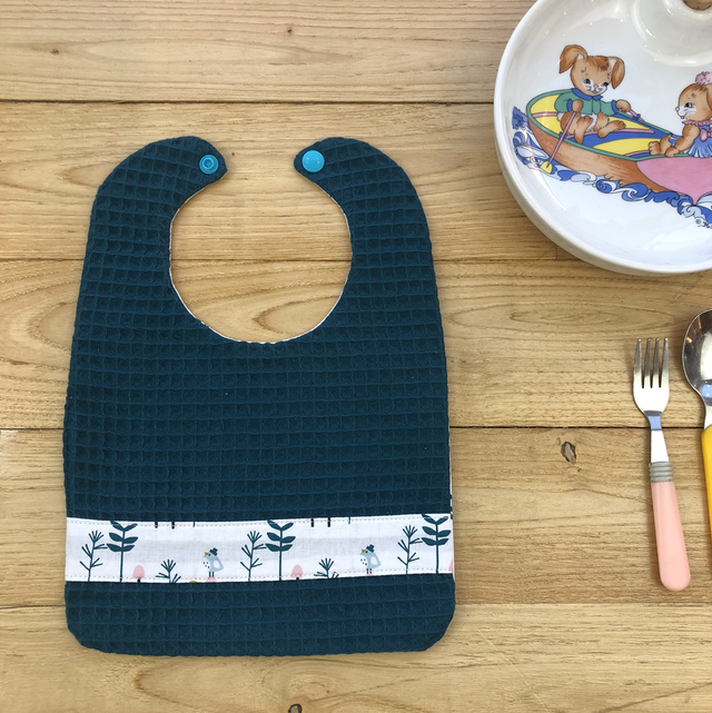 Bavoir bleu forêt, à bouton pression 