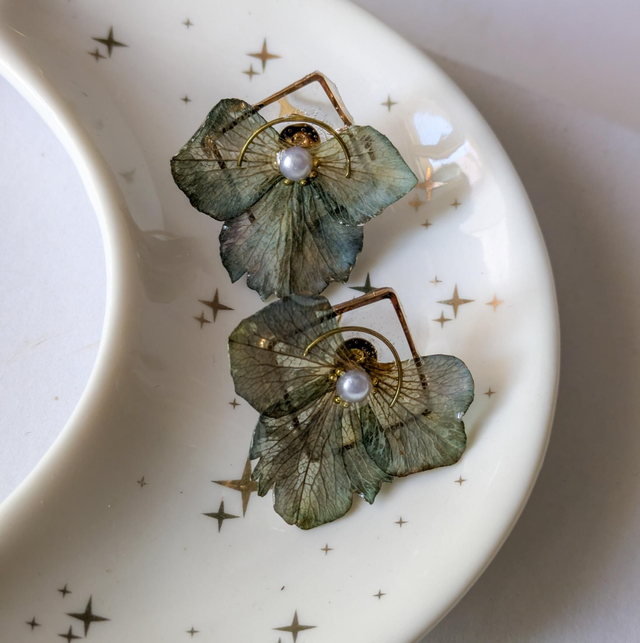 Pendientes con bisel de hortensias vintage