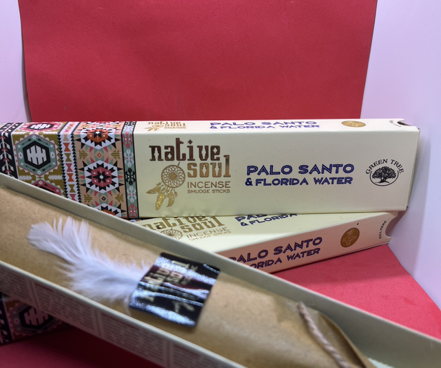 Une boîte d’encens Palo Santo & Eau de Floride