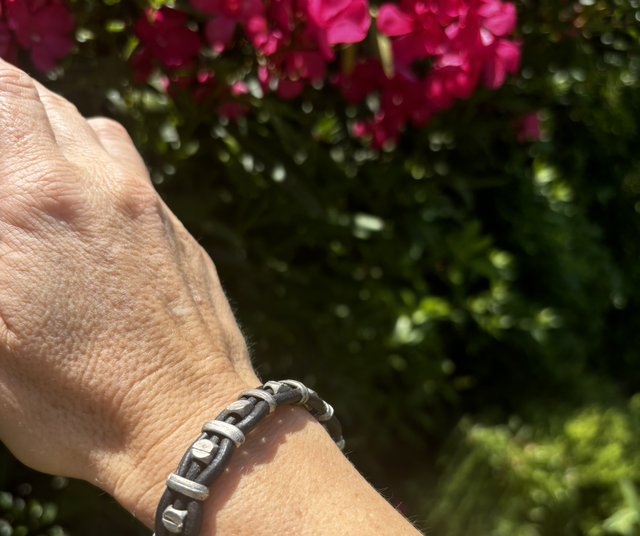 Pulsera cuero y mostacilla grande