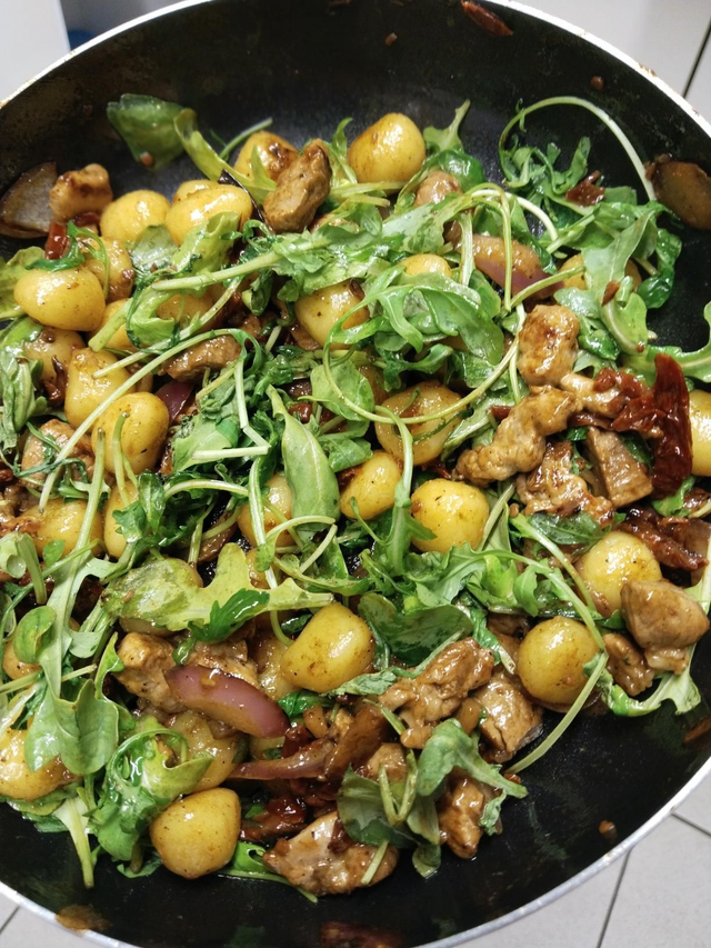 Gnocchi s vepř. panenkou, sušenými rajčaty, rukolou a máslem