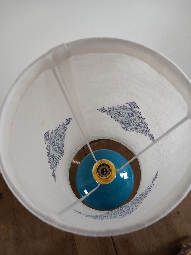 Lampe de table lin artisanale brodée d'un motif marocain - pied de lampe artisanal en céramique bleue Française